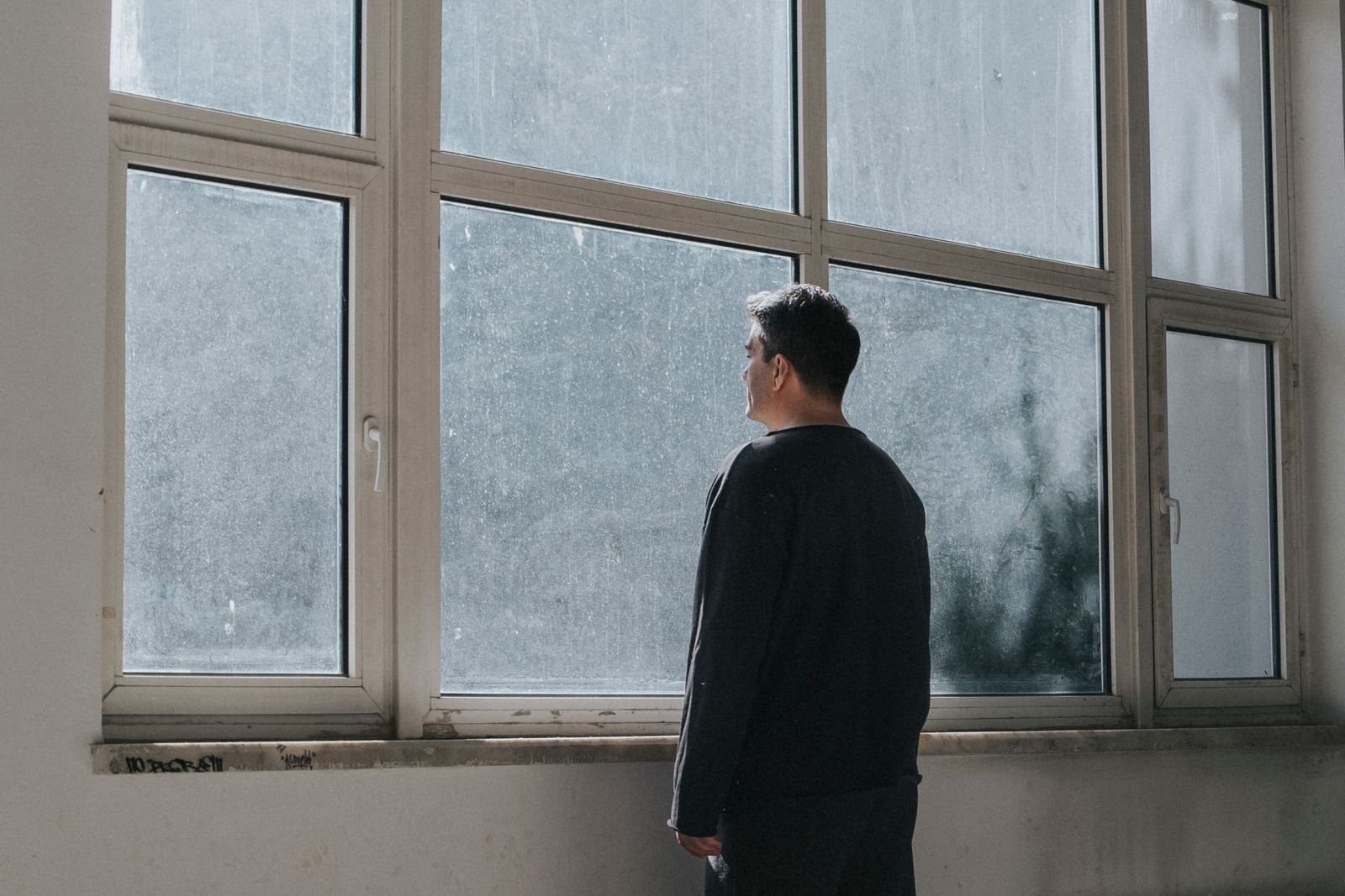 Persona reflexionando junto a una ventana — psicólogo en Madrid