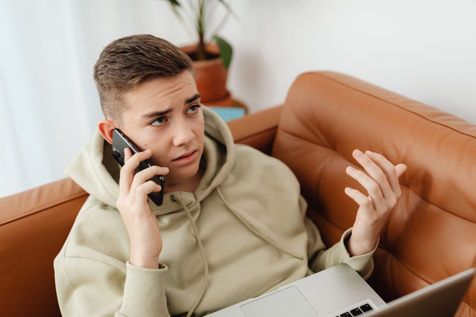 Adolescente con expresión de preocupación mirando el móvil, reflejando la ansiedad por las redes sociales