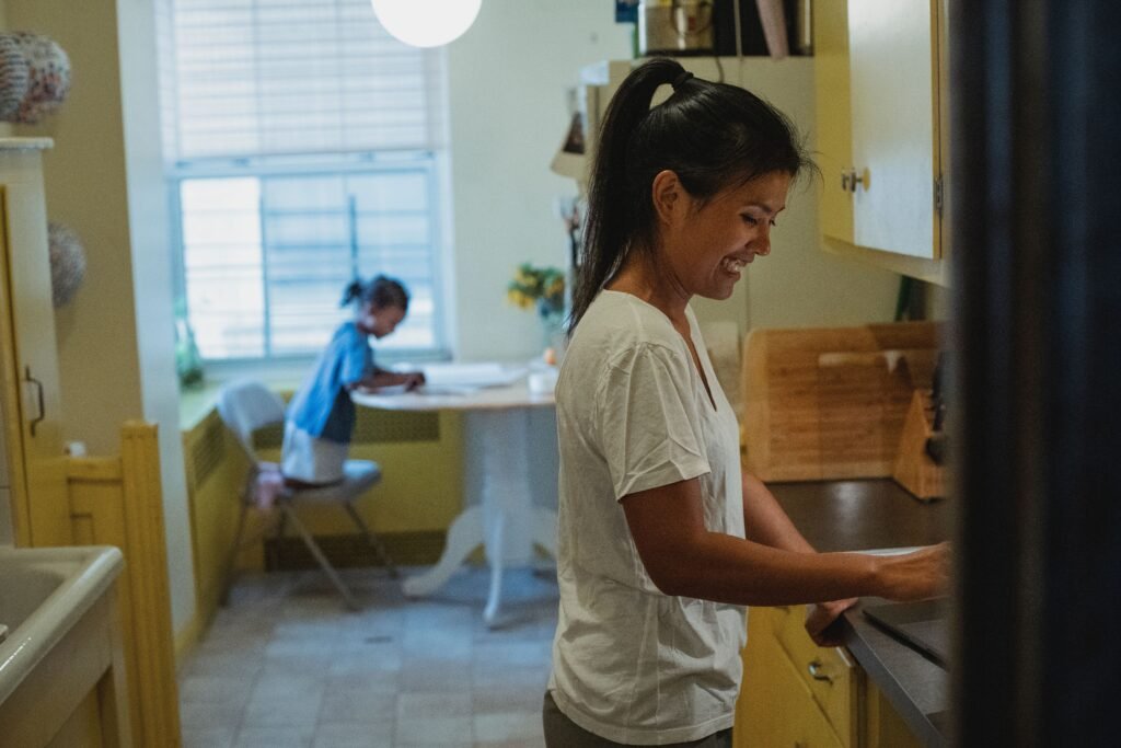 Madre e hija en la cocina durante la vuelta al cole
